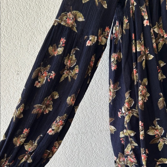 Chelsea & Theodore Navy Floral Flowy Peasant Blouse size M - Picture 2 of 6